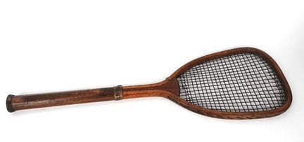 Tennis / Matériel ancien
Raquette de tennis gravée