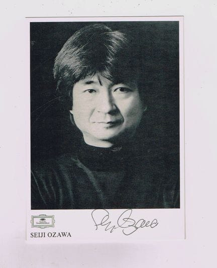 小泽征尔（1935-2024，日本指挥家）／德意志留声机公司发行的、由他亲笔签名的照片卡（10.5 