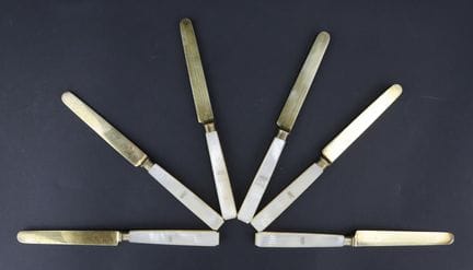 一套6把果刀，刀柄为砗磲材质并刻有姓名首字母缩写，刀刃为镀金银
带有维耶尔（Vieillard）印记