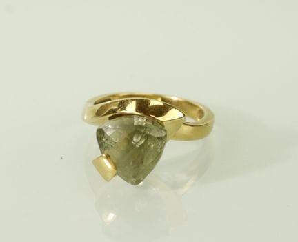 Anillo de oro amarillo (18 quilates) con montura e
