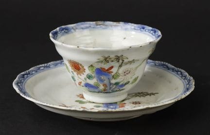 中国，18世纪
饰有花卉与竹纹的瓷茶碗及茶托
茶托直径 11.8 厘米 - 茶碗直径 7 厘米 - 