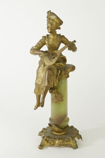 据欧内斯特·兰库莱（1842-1918）所述
“曼陀林演奏者”，青铜镀金釉彩雕像，置于缟玛瑙基座上
