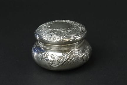 Caja circular de plata con decoración «Rocaille» d
