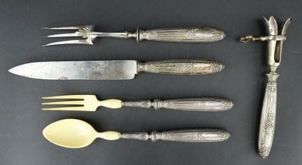 5件套餐具套装，手柄内衬银质，顶部为镀银的金属或仿象牙材质
米诺娃印记
总毛重 472 克