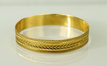 Pulsera rígida de oro amarillo (14 quilates) con u