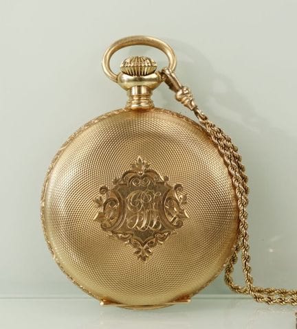 14K黄金怀表，配黄金防尘盖，表壳饰有扭索纹。表盘刻有“American Waltham Watch