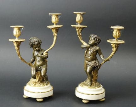 Par de candelabros de dos brazos, de bronce patina