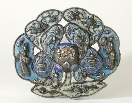 中国
蓝色珐琅银质腰带扣，呈莲花造型，饰有人物、鸟类和花盆的浮雕图案
尺寸：8.3 x 9.7 厘米