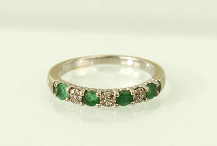 Medio anillo de alianza de oro blanco (18 quilates