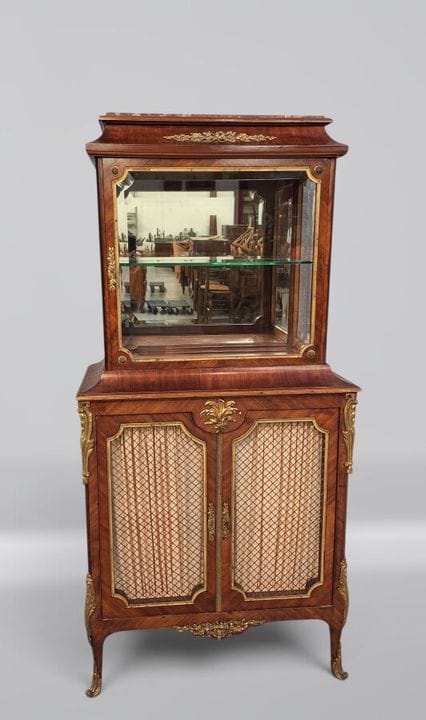 Display cabinet made of wood veneer with a curly-g