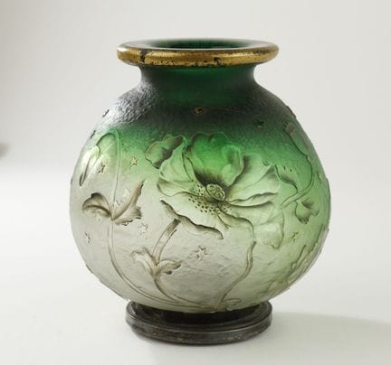 DAUM, Nancy
Small spherical vase with a tapered ne