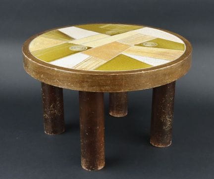 Round coffee table with a top decorated with glaze