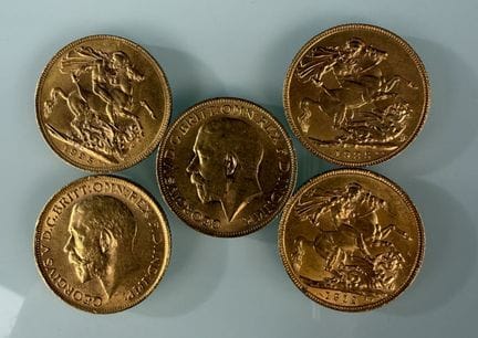 [英国]
1912年（3枚）和1925年（2枚）金质苏维埃尔金币
有磨损
-
该批藏品存放于银行。参
