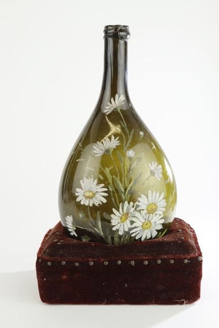 绿色染色玻璃葫芦形瓶
18世纪
饰有雏菊彩绘图案
高26厘米
附展示底座