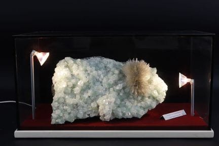 [矿物学]
氟阿波菲石上的梅索石。产地：印度马哈拉施特拉邦
长37厘米
陈列于带照明的展示柜中