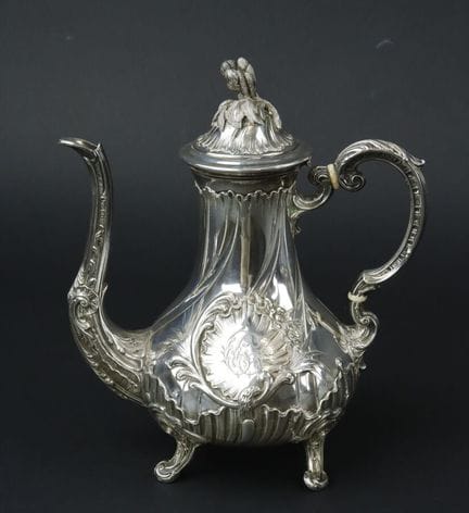 Cafetera de plata con forma de marabú, con el cuer