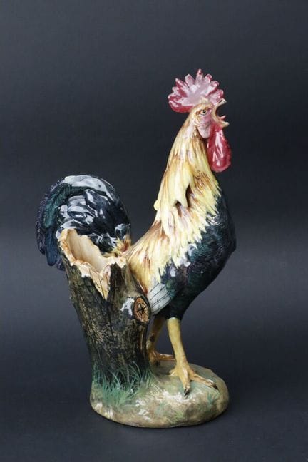 仿杰罗姆·马西耶（1850-1926）风格
“树干旁啼鸣的公鸡”，多色釉陶瓷
高 45.5 厘米
有