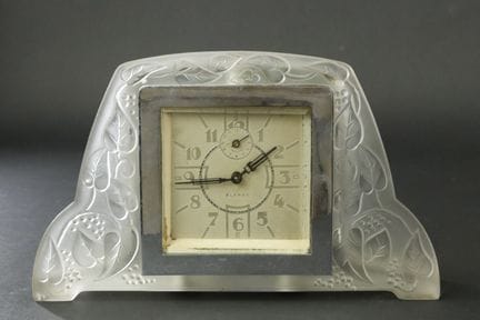 In the style of LALIQUE
Pressed-molded glass alarm