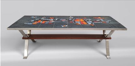 Mesa de centro rectangular con base en forma de X,