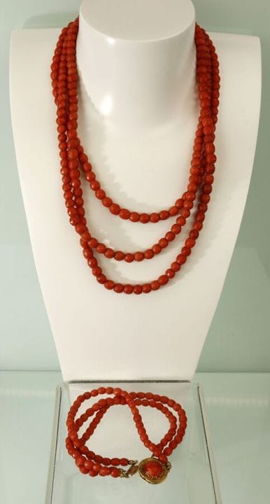 Conjunto de perlas de coral facetadas con cierres 