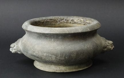 中国
青铜香炉
高 15.5 厘米 - 宽 37 厘米