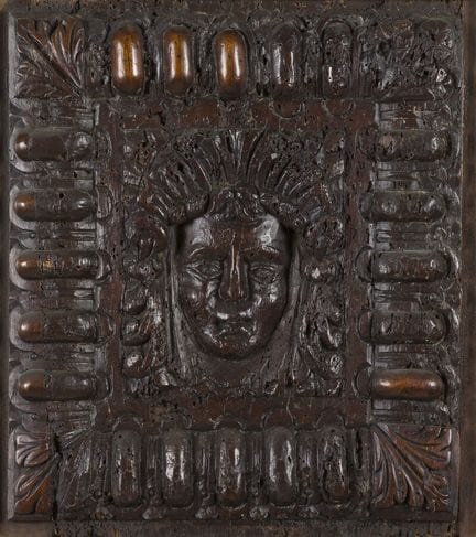 SCULPTED WOODEN FRAGMENT
depicting a mascaron surr