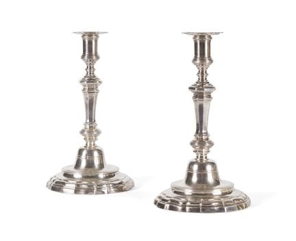 COPPIA DI CANDELIERE IN ARGENTO
base sagomata con 