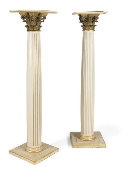 COPPIA DI COLONNE IN LEGNO VERNICIATO E DORATO
con