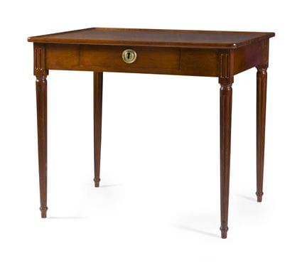 SCRIVANIA IN MOGANO MASSICCIO
il piano in legno è 