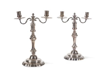COPPIA DI CANDELABRI IN ARGENTO
le basi presentano