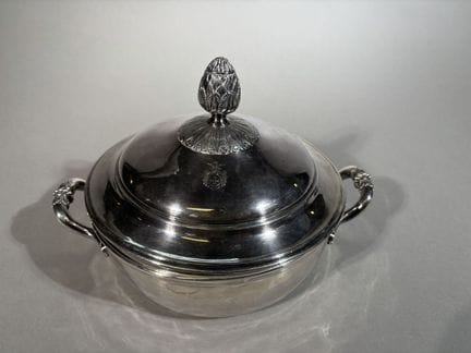 Runde, mit Silber verzierte Gemüseschale mit Rippe