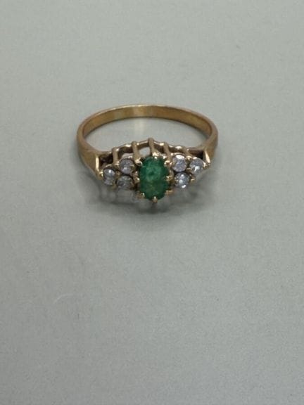 Anello in oro giallo 750 con uno smeraldo ovale ce