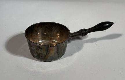 Kleiner Silberkochtopf „Minerve“, seitlicher Henke