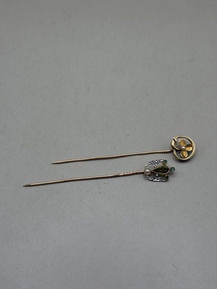 Zwei Anstecknadeln aus 750er Gelbgold: eine mit Kl