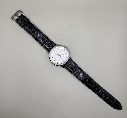EBEL 钢制腕表，手动上链机械机芯（运行不稳定，需进行全面检修，可见磨损）
直径 33 毫米