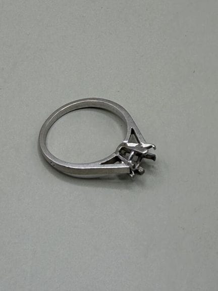 Montatura per anello in platino a sei griffe, 3,6 