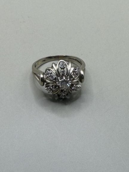 Anello in oro bianco 750 e platino, con diamanti t