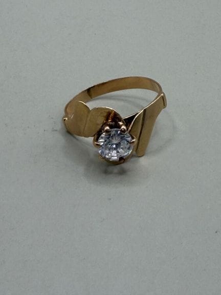 Ring aus Gelbgold, besetzt mit einem weißen Stein,