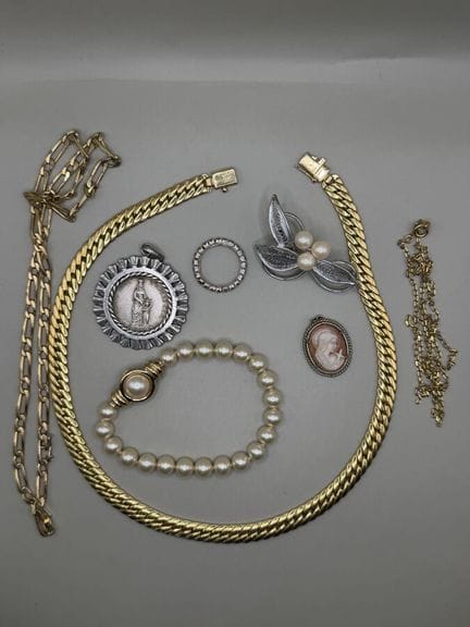 Set di bigiotteria: collane, ciondoli, spilla, bra