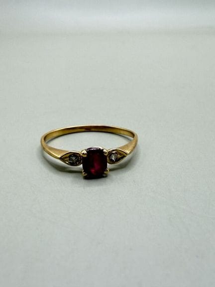 Ring aus 750er Gelbgold, besetzt mit einem behande