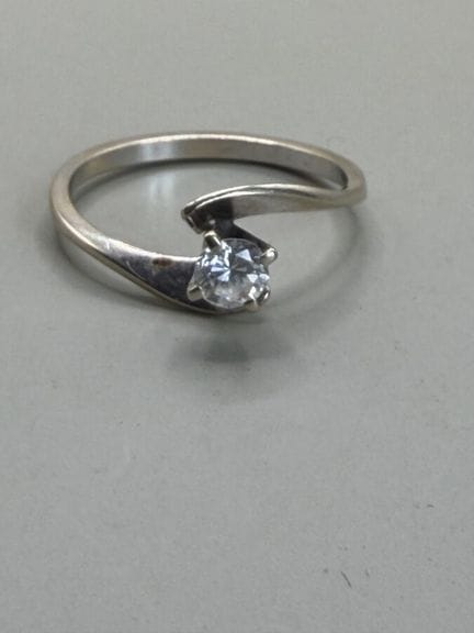 Anello in oro bianco con diamante solitario taglio