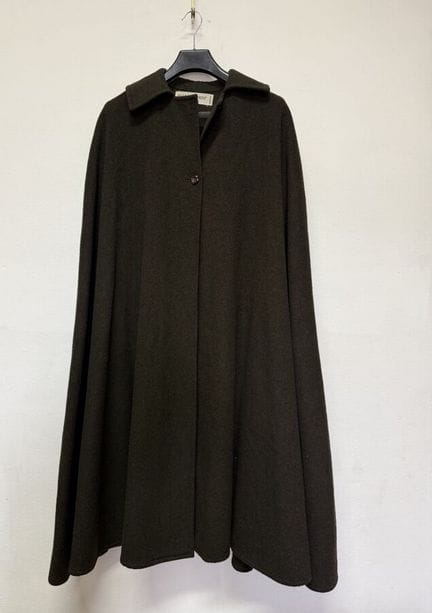 SAINT LAURENT RIVE GAUCHE 卡其绿色羊毛呢披肩，带领，领口处有两颗纽扣
（领