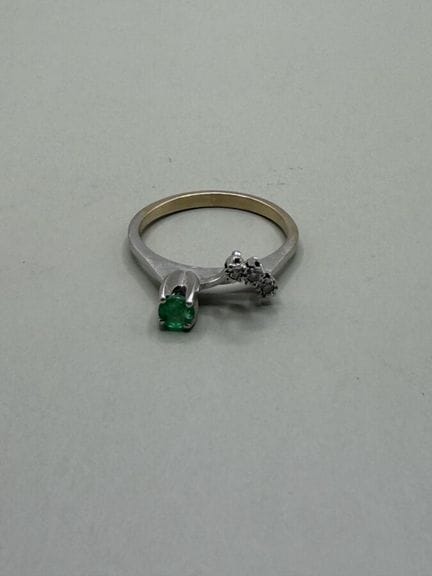 Anello in oro bianco 750 con tre diamanti e uno sm