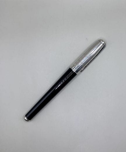 S.T. DUPONT "Fidelio" Fountain Pen
Black resin and
