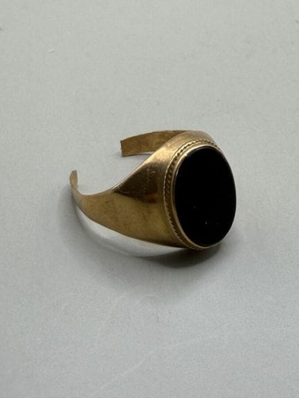 Anello con sigillo rotto in oro 750 e onice, peso 