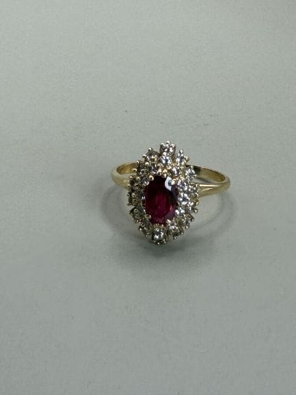 Ring aus Gelbgold, besetzt mit einem roten Stein, 