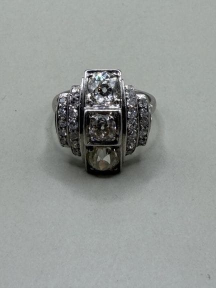 Anello Art Déco in platino 850, motivi a gradini c