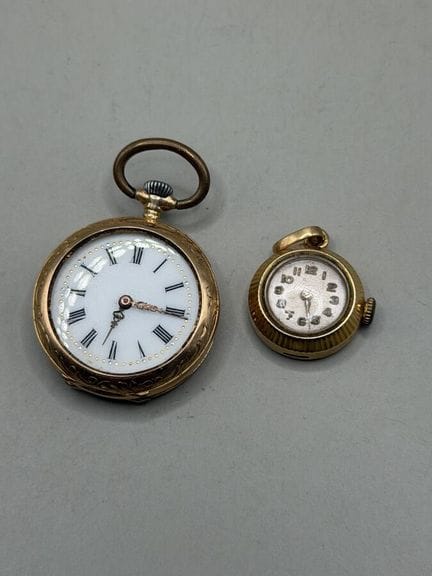 Un orologio da colletto e una cassa da orologio da