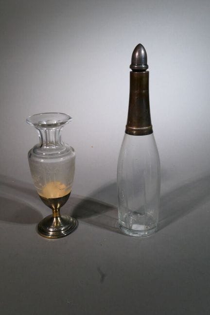Eine Kristallvase, graviert mit Blumen- und Blattg