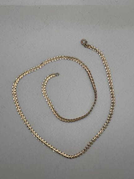 Collana in oro giallo 750, maglie a Y, 11,5 g.
Pun